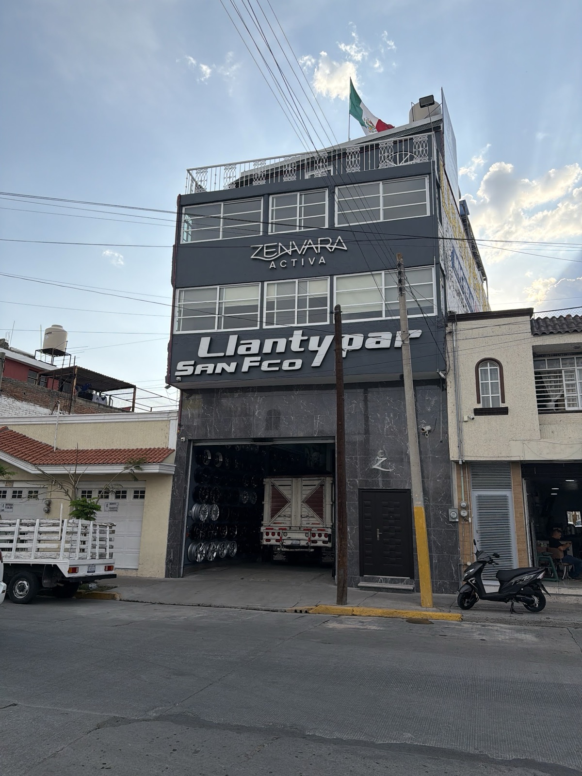 Letrero retroiluminado de Zenvara Activa en la fachada de Lerdo de Tejada 706-1